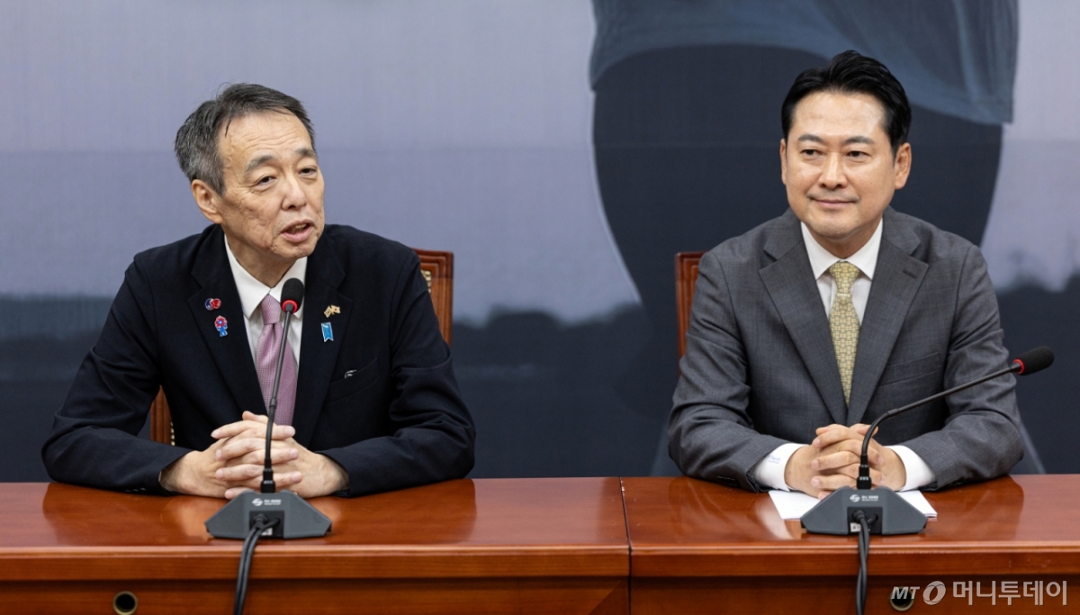 (서울=뉴스1) 이승배 기자 = 미즈시마 고이치 주한일본대사가 15일 서울 여의도 국회에서 장동혁 국민의힘 대표를 예방하고 있다. 2025.9.15/뉴스1  Copyright © 뉴스1. All rights reserved. 무단 전재 및 재배포,  AI학습 이용 금지. /사진=(서울=뉴스1) 이승배 기자