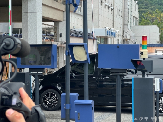 이재용 삼성전자 회장의 장남 이지호씨가 미국 시민권을 포기하고 15일 139기 해군 학사사관후보생으로 입영했다. 이씨가 탄 차량이 경남 창원시 진해구 진해기지사령부 제3정문으로 들어가고 있다./사진=최지은 기자