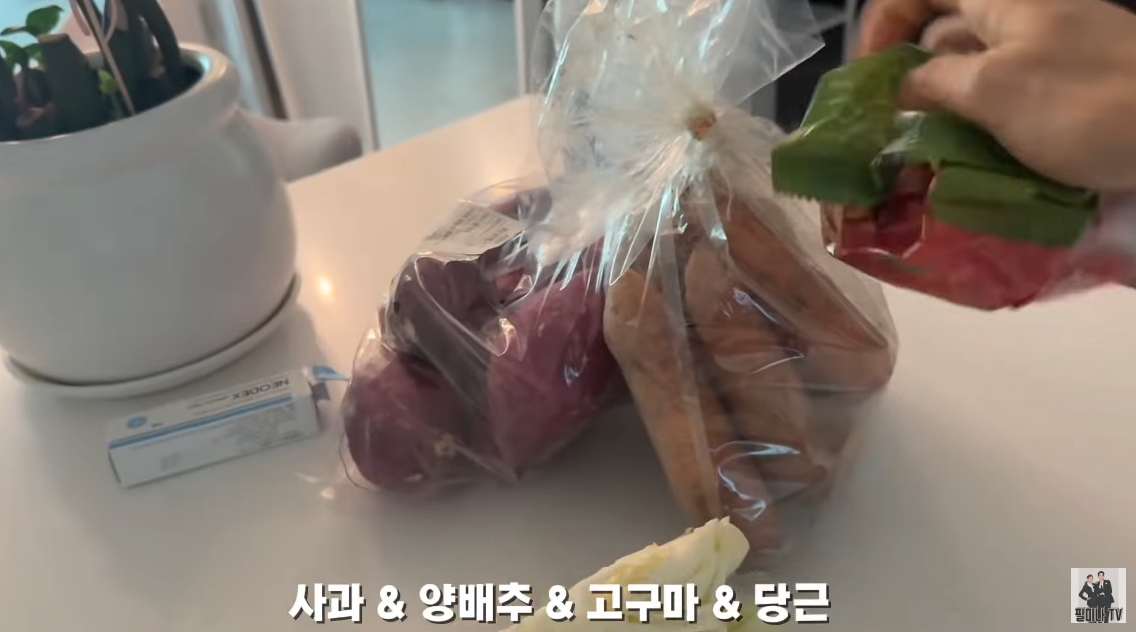 지난 14일 미나가 유튜브 채널 '필미커플'을 통해 꾸준히 먹고 있다고 공개한 자신의 아침 식단 재료. /사진=유튜브 영상 갈무리