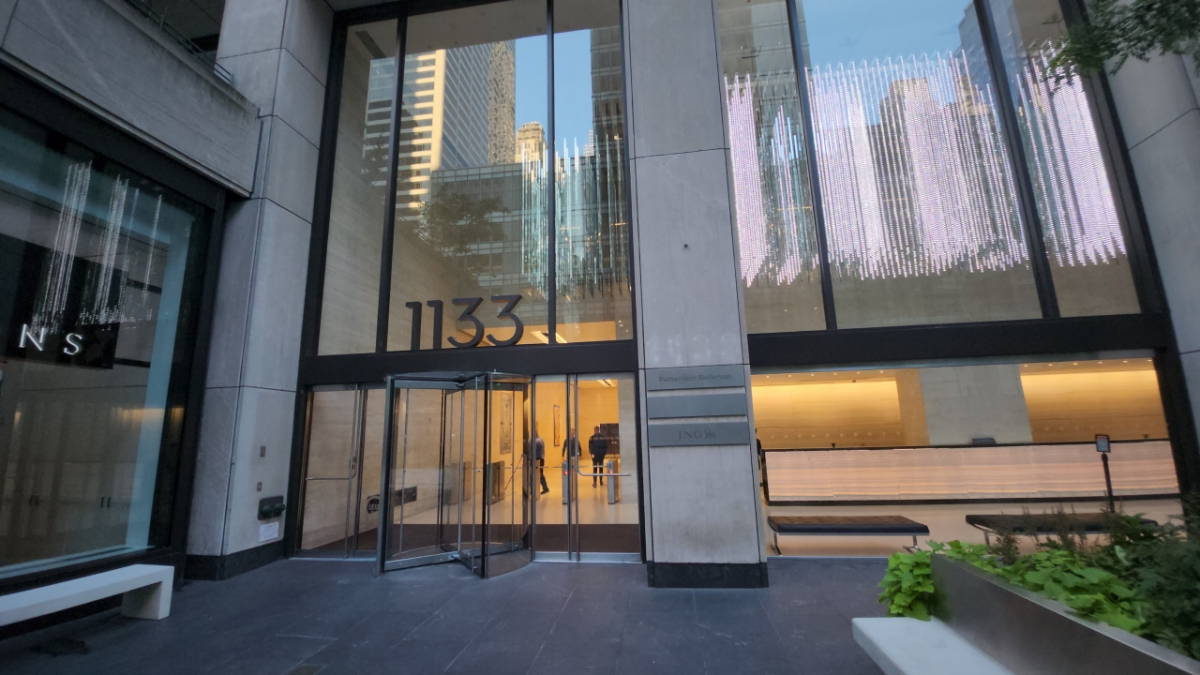  1133 애비뉴 오브 더 아메리카스 타워의 입구.  /사진=송정현 기자