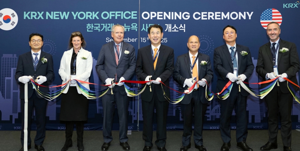 한국거래소 뉴욕사무소 개소 기념 리본커팅식 현장. 왼쪽 두번째부터  피오나 바셋 FTSE Russell CEO,  케네스 벤슨 美증권업협회 CEO , 정은보 한국거래소 이사장,  헨리 페르난데스 MSCI Chairman & CEO  주뉴욕 대한민국 총영사관 박문규 부총영사./사진제공=한국거래소