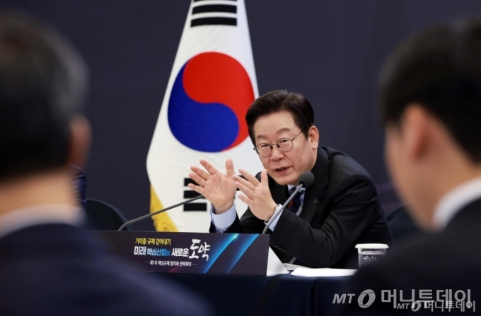 [서울=뉴시스] 고범준 기자 = 이재명 대통령이 15일 서울 성북구 한국과학기술연구원(KIST)에서 열린 제1차 핵심규제 합리화 전략회의에서 발언하고 있다. 2025.09.15. bjko@newsis.com /사진=고범준