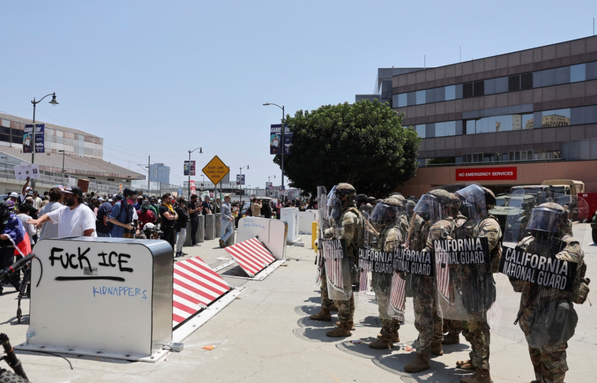 (로스앤젤레스 로이터=뉴스1) 류정민 특파원 = 미국 캘리포니아주 로스앤젤레스(LA)에서 발생한 불법 이민자 단속 및 추방 작전에 반대하는 시위에 대응하기 위해 도널드 트럼프 미국 대통령이 배치를 명령한 캘리포니아 주방위군이 6월8일(현지시간) 시위대와 대치하고 있다. /로이터=뉴스1 