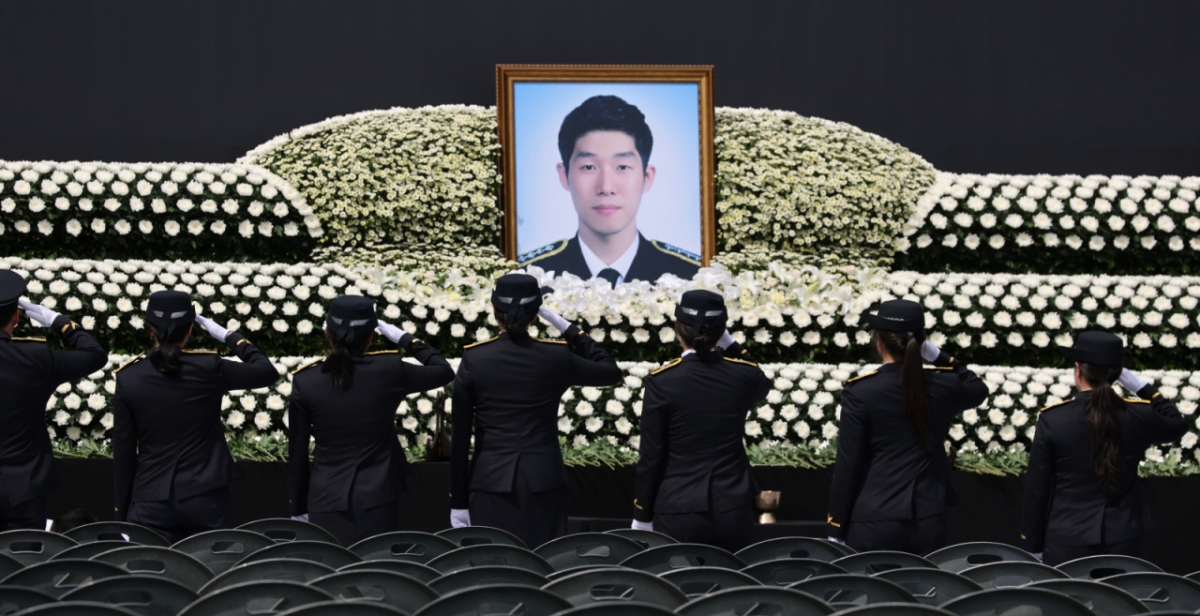 갯벌에 고립된 중국 국적 남성을 구하다 순직한 고(故) 이재석 경사 영결식이 15일 오전 인천 서구 인천해양경찰서에서 엄수됐다. 동료들이 헌화 후 경례하고 있다./사진=뉴시스 