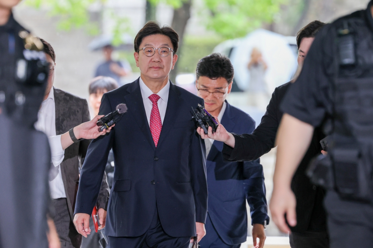 권성동 국민의힘 의원이 16일 오후 서울 서초구 중앙지방법원에서 '통일교 불법 정치자금 수수' 의혹(정치자금법 위반 혐의) 관련 구속 전 피의자 심문(영장실질심사)에 출석하고 있다. /사진=뉴스1