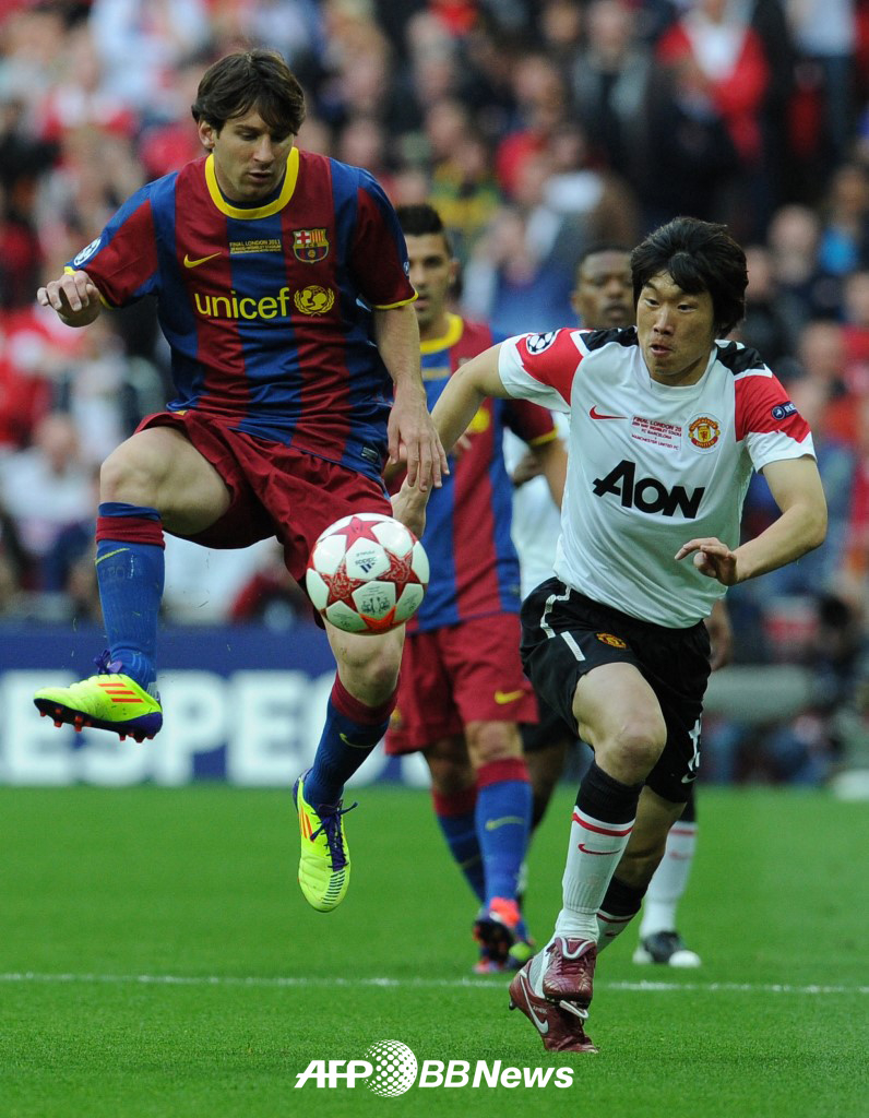 지난 2010~2011시즌 유럽축구연맹(UEFA) 챔피언스리그 결승전 FC바르셀로나전에 선발 출전했던 박지성(오른쪽)이 리오넬 메시와 볼 경합을 펼치고 있다. /AFPBBNews=뉴스1