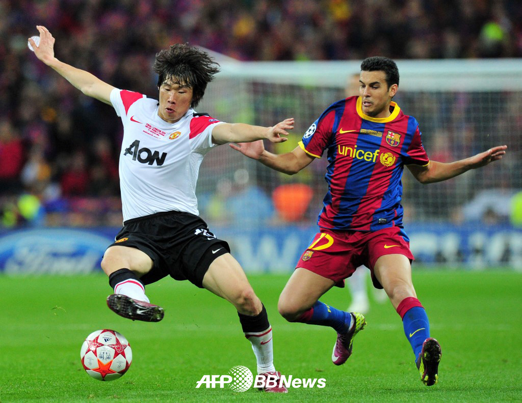 지난 2010~2011시즌 유럽축구연맹(UEFA) 챔피언스리그 결승전 FC바르셀로나전에 선발 출전했던 박지성(왼쪽)이 페드로 로드리게스와 볼 경합을 펼치고 있다. /AFPBBNews=뉴스1