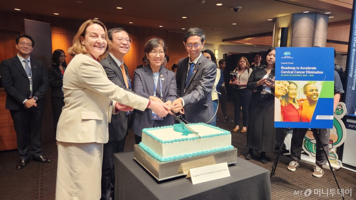정은경 보건복지부 장관이 16일 서울 중구 신라호텔에서 APEC 부대행사로 열린 '자궁경부암 근절 로드맵 발표 행사'에서 참가자들과 기념촬영하고 있다./사진= 박미주 기자