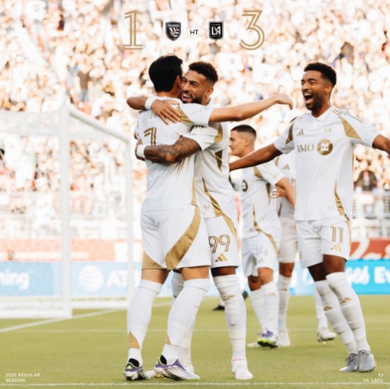 손흥민(왼쪽)과 데니스 부앙가(가운데)가 지난 14일(한국시간) 미국 캘리포니아주 샌타클래라의 리바이스 스타디움에서 열린 산호세 어스퀘이크와의 '2025 미국 메이저리그사커(MLS)' 원정에서 득점 후 기뻐하고 있다. /사진=LA FC 공식 SNS 갈무리