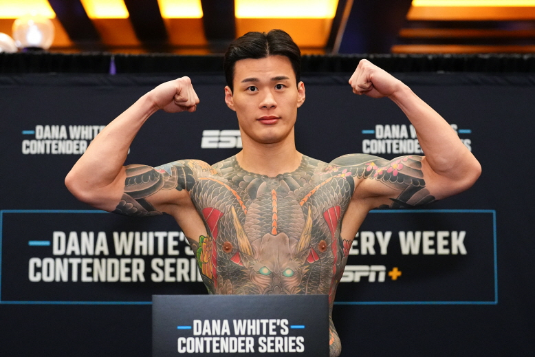 계체 후 포즈를 취하는 황인수. /사진=UFC 제공