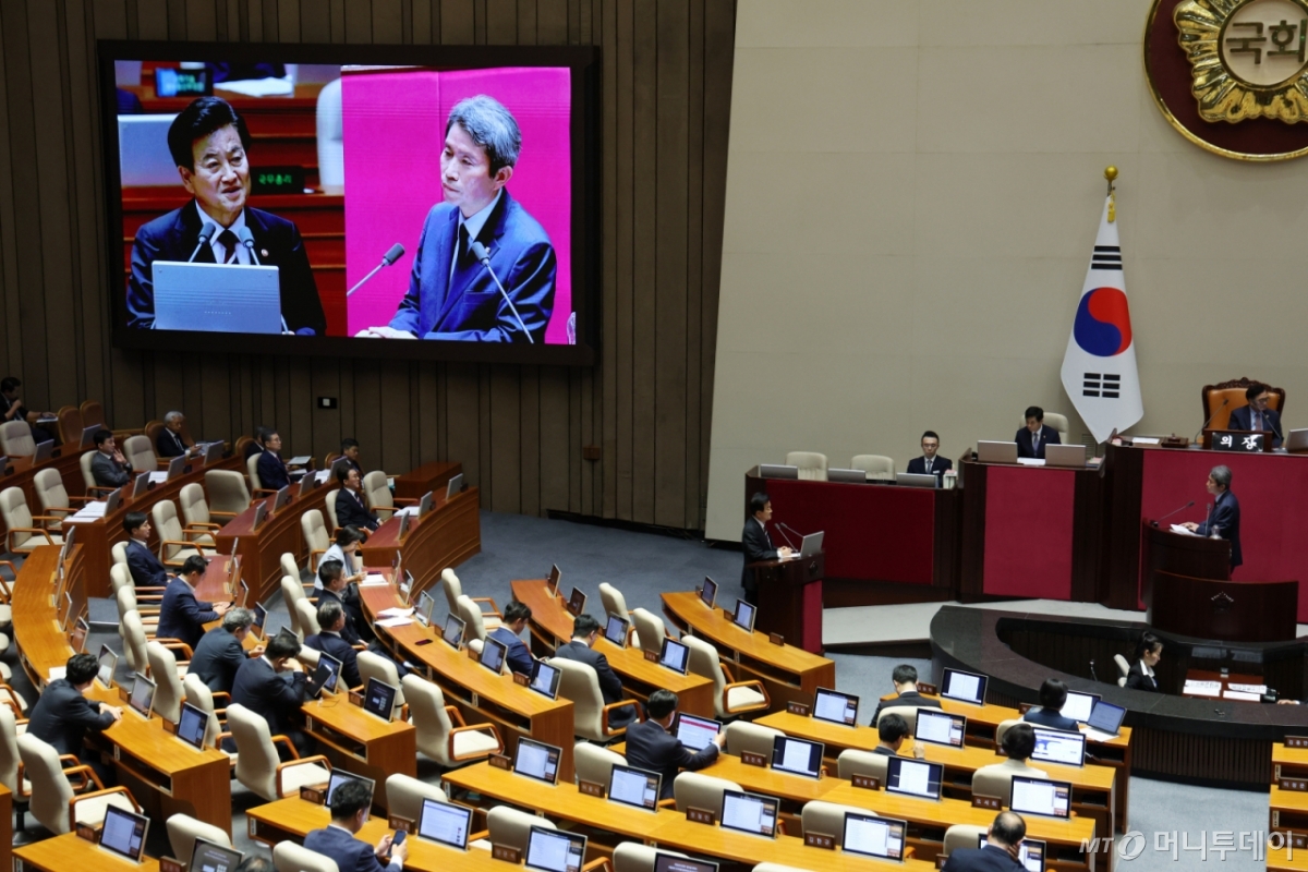 [서울=뉴시스] 김명년 기자 = 정동영 통일부 장관이 16일 오전 서울 여의도 국회에서 열린 본회의에서 이인영 더불어민주당 의원의 대정부 질문에 답하고 있다. 2025.09.16. kmn@newsis.com /사진=김명년