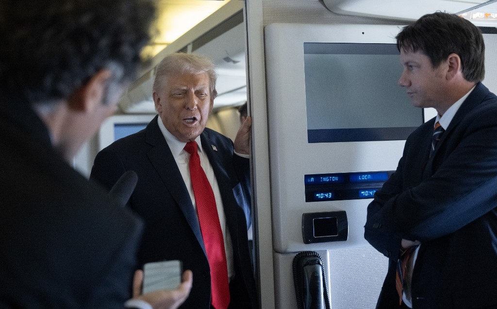도널드 트럼프 미국 대통령이 16일(현지시간) 영국 국빈 방문을 위해 런던으로 출발하기 전 대통령 전용기 안에서 기자들의 질문에 답하고 있다. /AFPBBNews=뉴스1