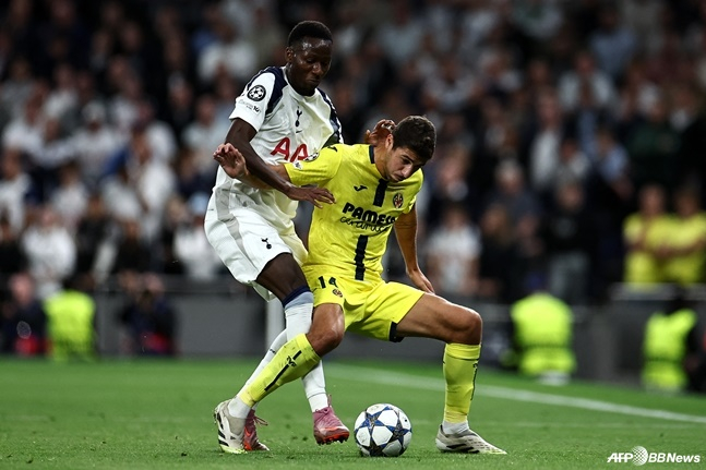 마타 파페 사르(왼쪽)가 17일 오전 4시(한국시간) 영국 런던의 토트넘 홋스퍼 스타디움에서 열린 2025~2026시즌 유럽축구연맹(UEFA) 챔피언스리그(UCL) 리그 페이즈 1라운드 중 상대를 견제하고 있다. /AFPBBNews=뉴스1