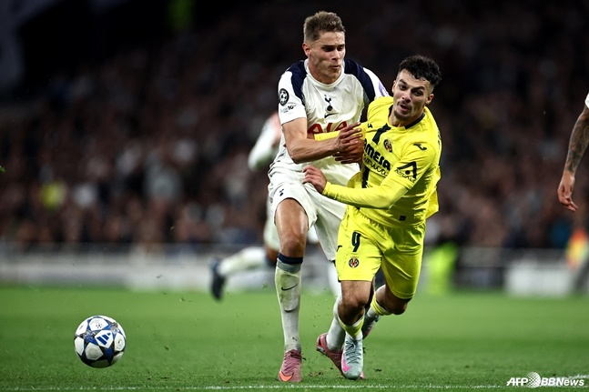 미키 판 더 펜(왼쪽)이 17일 오전 4시(한국시간) 영국 런던의 토트넘 홋스퍼 스타디움에서 열린 2025~2026시즌 유럽축구연맹(UEFA) 챔피언스리그(UCL) 리그 페이즈 1라운드 중 비야레알 선수를 막아서고 있다. /AFPBBNews=뉴스1