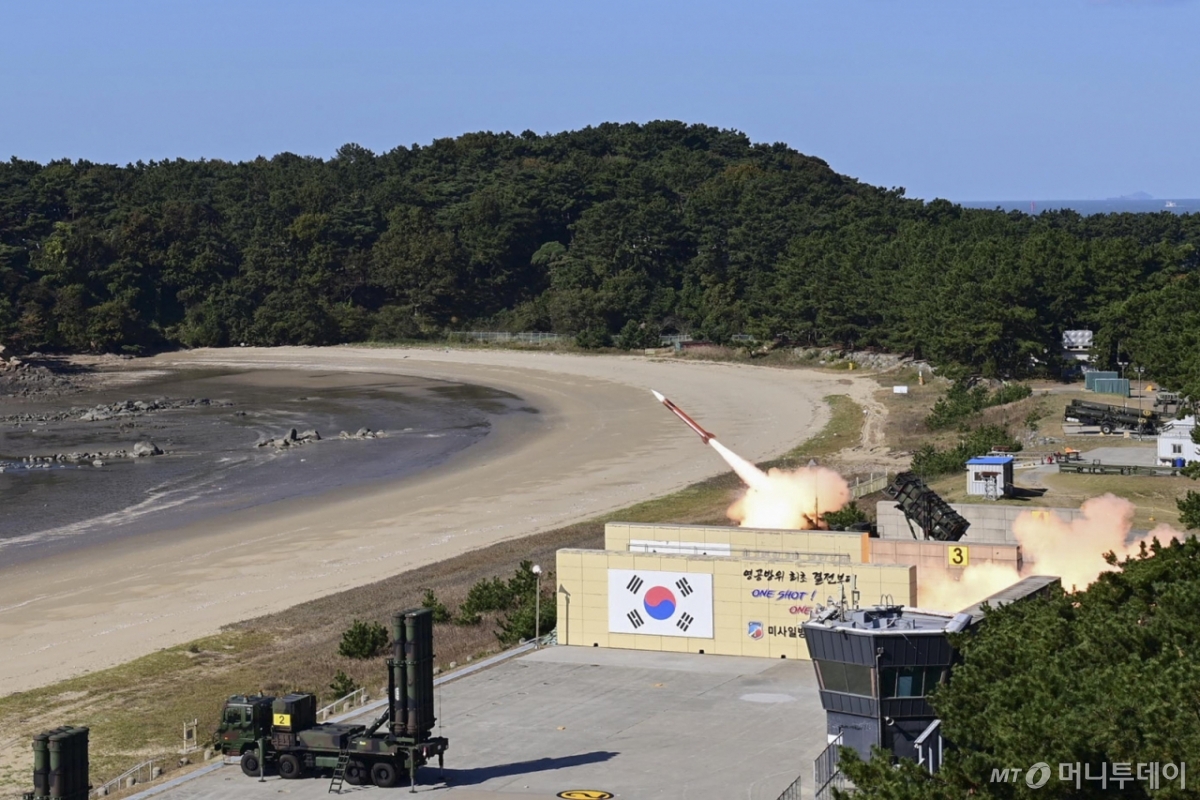 [서울=뉴시스] 합참은 6일 서해지역에서 공군 미사일방어사령부 전력이 참가한 유도탄 요격 실사격 훈련을 실시했다고 밝혔다. 이번 훈련은 적의 미사일 도발을 가정하여 우리군의 천궁-Ⅱ와 패트리어트 지대공유도탄으로 가상의 표적에 대해 요격하는 절차로 진행하여 성공적으로 격추했다.  패트리어트 지대공유도탄이 가상의 표적을 향해 발사되고 있다. (사진=합참 제공) 2024.11.06. photo@newsis.com *재판매 및 DB 금지 /사진=류현주