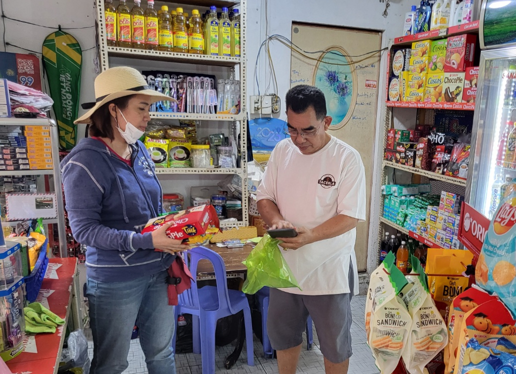 베트남 호치민의 한 전통 상점에 들른 고객이 초코파이 등 오리온 제품을 구매하는 모습./사진=차현아 기자