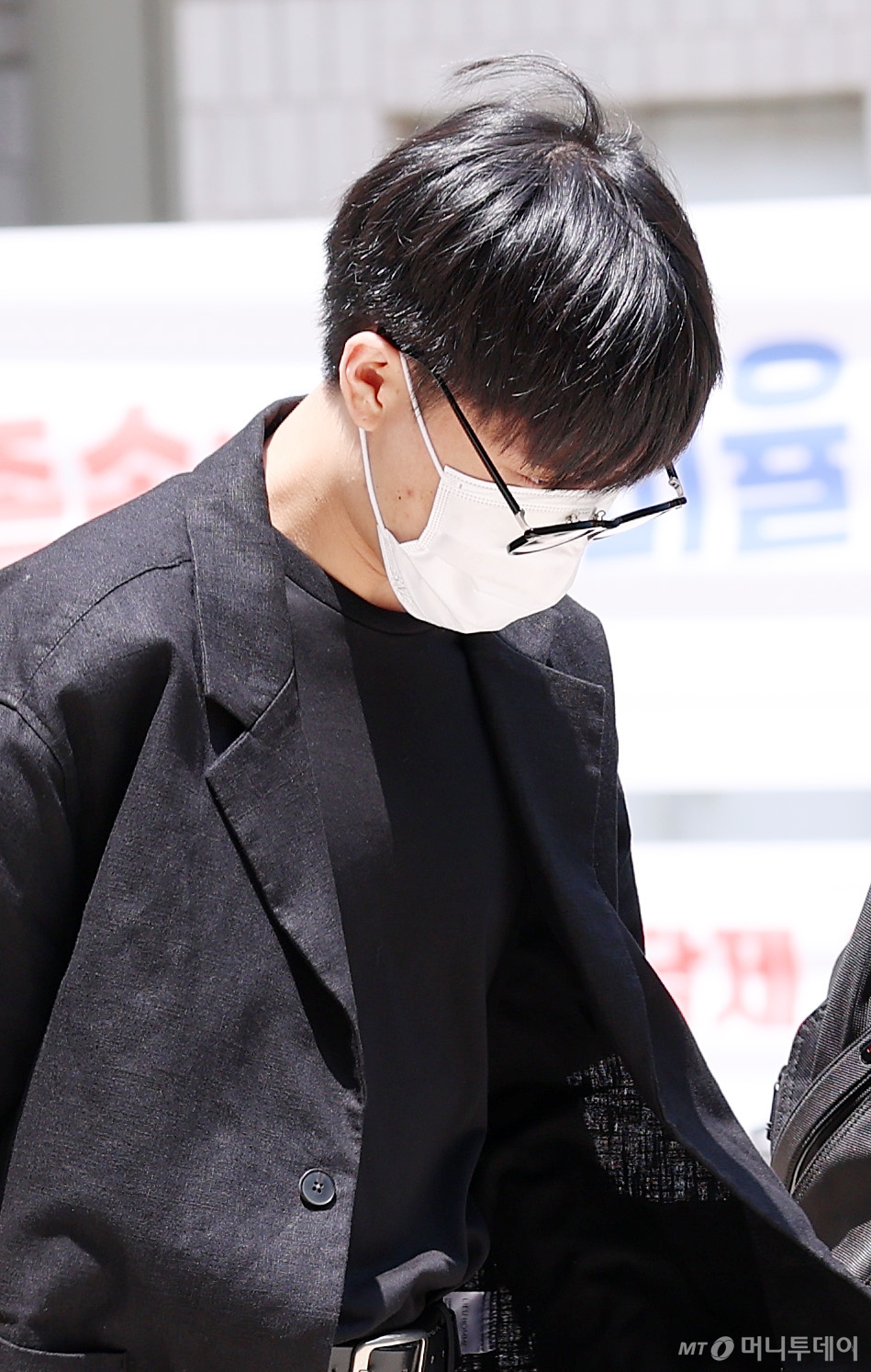 그룹 NCT 출신 문태일이 특수 준강간 혐의로 지난 6월18일 서울중앙지방법원에서 열린 공판에서 징역 7년을 구형받은 뒤 법원을 나서고 있다.  /사진=김휘선 기자 hwijpg@