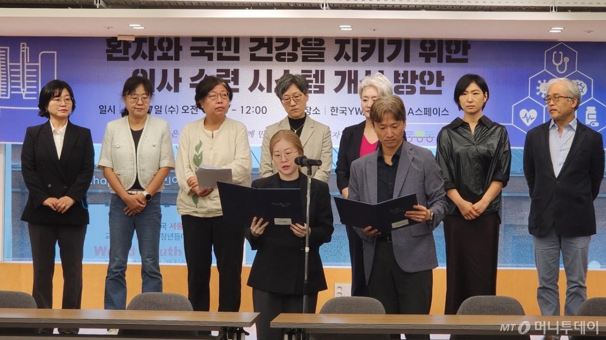 17일 기자간담회에서 최윤영 전공의(발언자)와 오승원 서울의대 교수(앞줄 오른쪽)가 "전공의 복귀 이후 수련의 질을 말해야 할 때"라며 성명서를 낭독하고 있다. /사진=정심교 기자