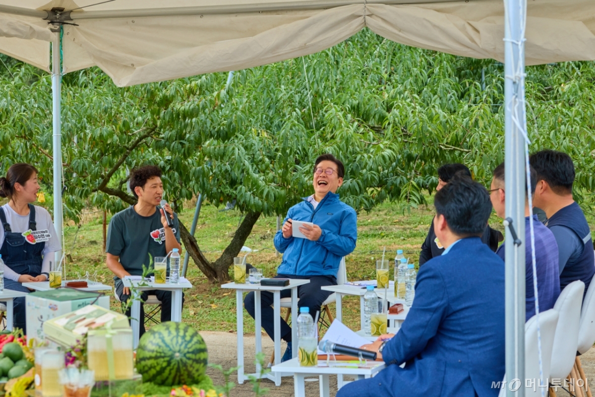 (서울=뉴스1) 이재명 기자 = 이재명 대통령이 지난 16일 세종시 전동면 조일농원에서 열린 청년 농업인 간담회에서 참석자의 발언을 들으며 미소를 짓고 있다. (이재명 대통령 SNS. 재판매 및 DB 금지) 2025.9.17/뉴스1  Copyright © 뉴스1. All rights reserved. 무단 전재 및 재배포,  AI학습 이용 금지. /사진=(서울=뉴스1) 이재명 기자