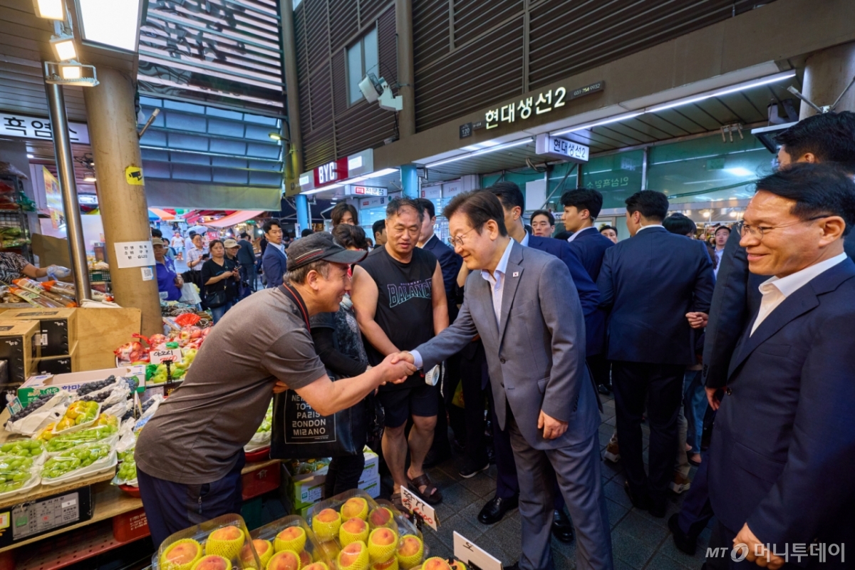 [서울=뉴시스] 이재명 대통령이 17일 성남시 태평동 현대시장을 방문해 상인들과 인사를 하고 있다. (사진=대통령실 제공) 2025.09.17. photo@newsis.com *재판매 및 DB 금지 /사진=