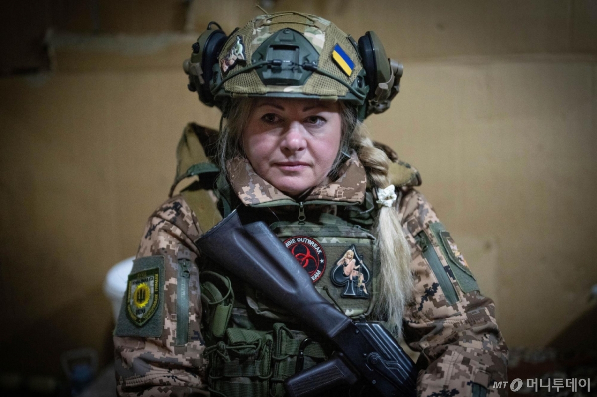 去る 5月15日夜(現地時間) ウクライナ副次で女性防空ボランティア ‘副次の魔女たち’ 一員である教師アクマ(41・暗号人)がロシアのドでは攻撃に備えている. / AP=ニューシース