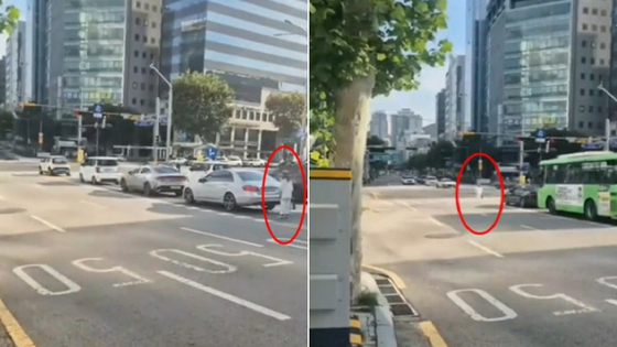 서울 도심 한복판에서 차량들과 함께 좌회전 신호를 기다리다 함께 이동하는 여성 모습이 포착됐다./사진=온라인 커뮤니티