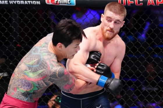 패디 맥코리(오른쪽)와 황인수가 맞붙고 있다. /사진=UFC 공식 제공