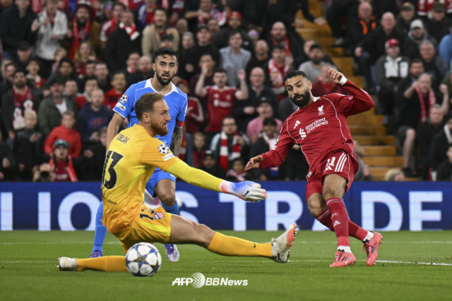 리버풀 모하메드 살라(오른쪽)의 골 장면. /AFPBBNews=뉴스1