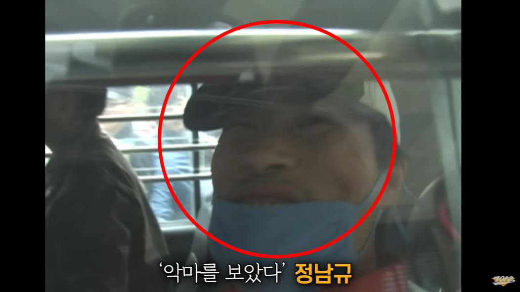 경찰 호송차 안에서 자신을 촬영하는 방송국 카메라를 보며 웃는 연쇄살인범 정남규 모습. /사진=SBS '그것이 알고 싶다' 유튜브 영상 캡처