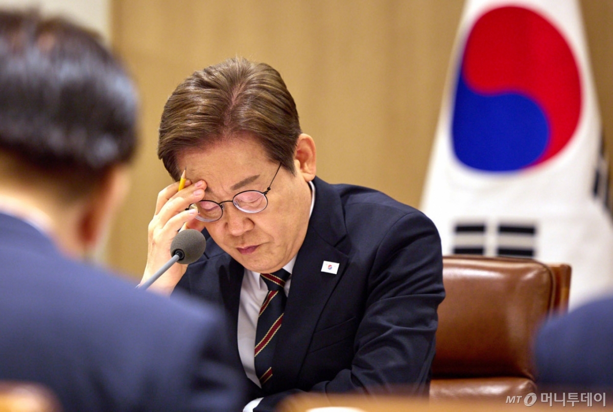 (서울=뉴스1) 박지혜 기자 = 이재명 대통령이 9일 서울 용산구 대통령실 청사에서 열린 비상경제점검 TF 2차 회의에서 생각에 잠겨 있다. (대통령실 제공. 재판매 및 DB 금지) 2025.6.9/뉴스1 Copyright © 뉴스1. All rights reserved. 무단 전재 및 재배포, AI학습 이용 금지. /사진=(서울=뉴스1) 박지혜 기자