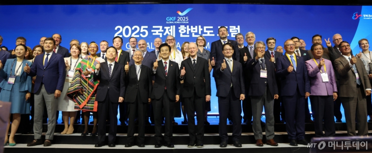 (서울=뉴스1) 임세영 기자 = 정동영 통일부 장관과 마이클 샌델 미국 하버드대 교수 및 참석자들이 18일 오전 서울 종로구 포시즌스 호텔에서 열린 2025 국제한반도포럼에서 기념 촬영을 하고 있다. 2025.9.18/뉴스1 Copyright © 뉴스1. All rights reserved. 무단 전재 및 재배포, AI학습 이용 금지. /사진=(서울=뉴스1) 임세영 기자