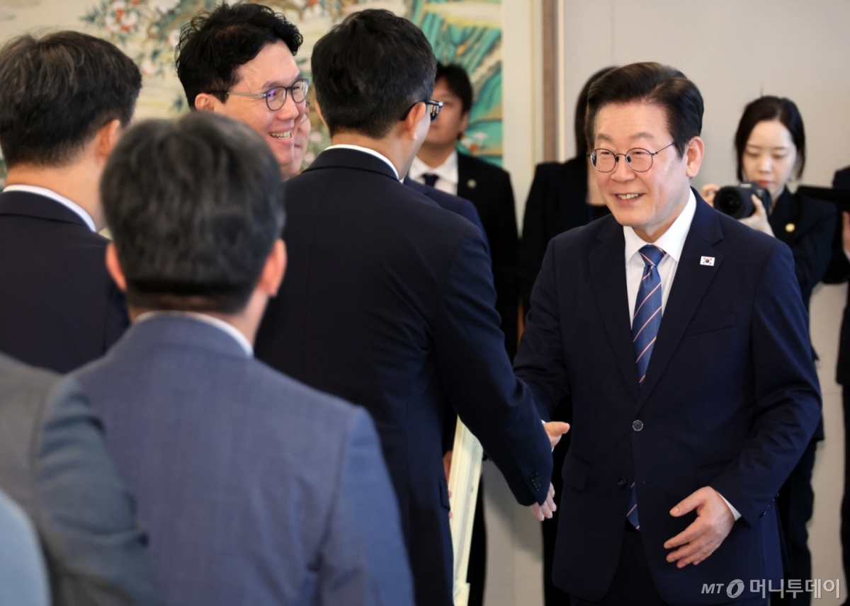 [서울=뉴시스] 고범준 기자 = 이재명 대통령이 18일 서울 용산 대통령실 청사에서 열린 증권사 리서치센터장 오찬 간담회에서 참석자들과 악수를 하고 있다. (대통령실통신사진기자단) 2025.09.18. bjko@newsis.com /사진=