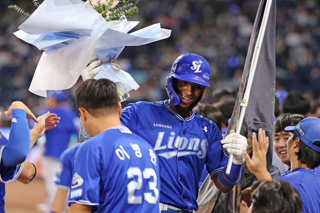 삼성 르윈 디아즈가 18일 창원 NC전에서 4회초 3점 홈런을 터트린 뒤 동료들의 축하를 받고 있다. /사진=삼성 라이온즈 제공