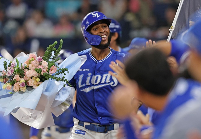삼성 디아즈가 18일 창원 NC전에서 4회초 3점 홈런을 터트린 뒤 동료들의 축하를 받고 있다. /사진=삼성 라이온즈 제공