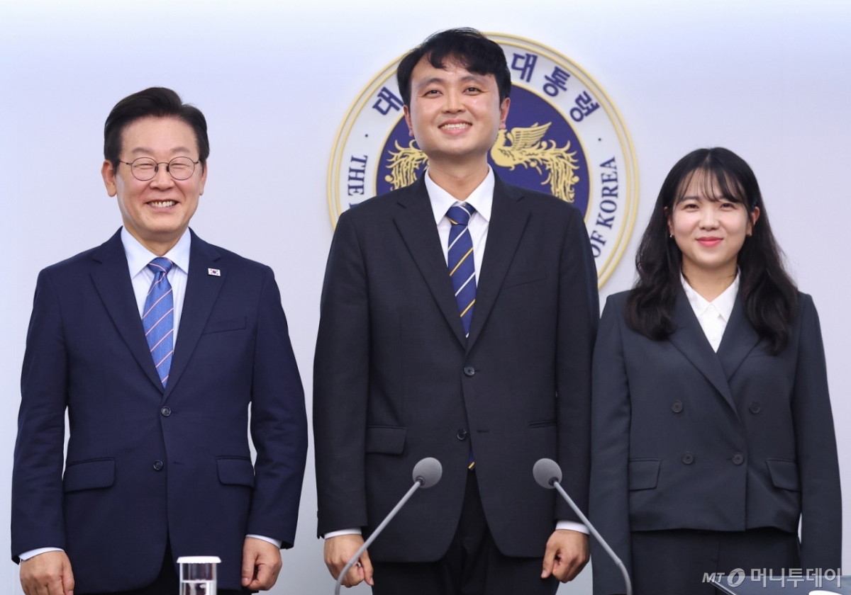 [서울=뉴시스] 최동준 기자 = 이재명 대통령이 18일 서울 용산 대통령실 청사에서 열린 수석보좌관회의에서 이주형(가운데), 최지원 청년담당관에게 임명장 수여 후 기념촬영을 하고 있다. (대통령실통신사진기자단) 2025.09.18. photocdj@newsis.com /사진=