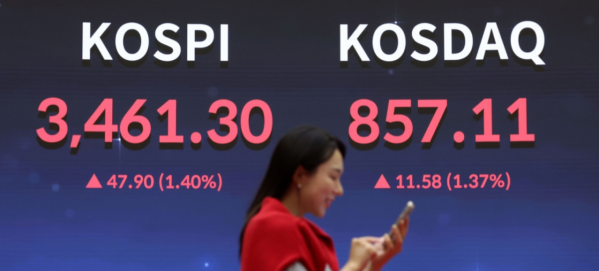 코스피가 전 거래일보다 47.90포인트(1.40%) 오른 3461.30에 거래를 마쳤고 사상 최고치를 경신했다. 코스닥 지수는 전 거래일(845.53)보다 11.58포인트(1.37%) 상승한 857.11에 거래를 마쳤다.  18일 서울 여의도 한국거래소 서울사무소에서 코스피·코스닥 수치가 표시되고 있다. /사진=뉴시스