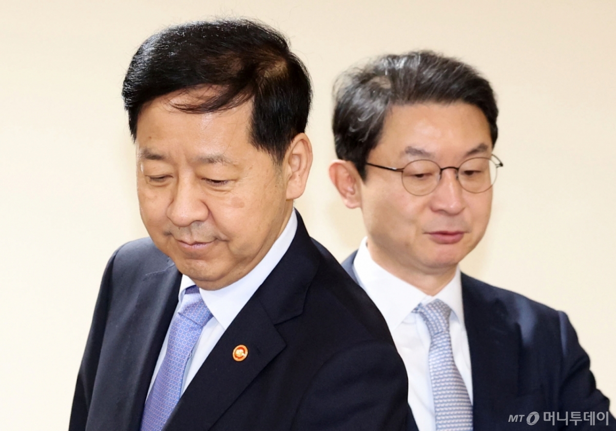 구윤철(왼쪽) 경제부총리 겸 기획재정부 장관과 이억원 금융위원장이 18일 오전 서울 중구 은행회관에서 열린 확대 거시경제금융회의에 참석하고 있다. 2025.09.18./사진=뉴시스 /사진=홍효식