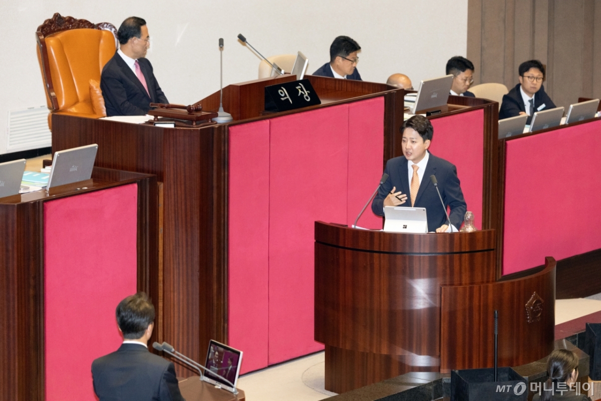 (서울=뉴스1) 이승배 기자 = 이준석 개혁신당 대표가 15일 오후 서울 여의도 국회에서 열린 제429회국회(정기회) 제5차 본회의에서 정치에 관한 대정부 질문을 하고 있다. 2025.9.15/뉴스1  Copyright © 뉴스1. All rights reserved. 무단 전재 및 재배포,  AI학습 이용 금지. /사진=(서울=뉴스1) 이승배 기자