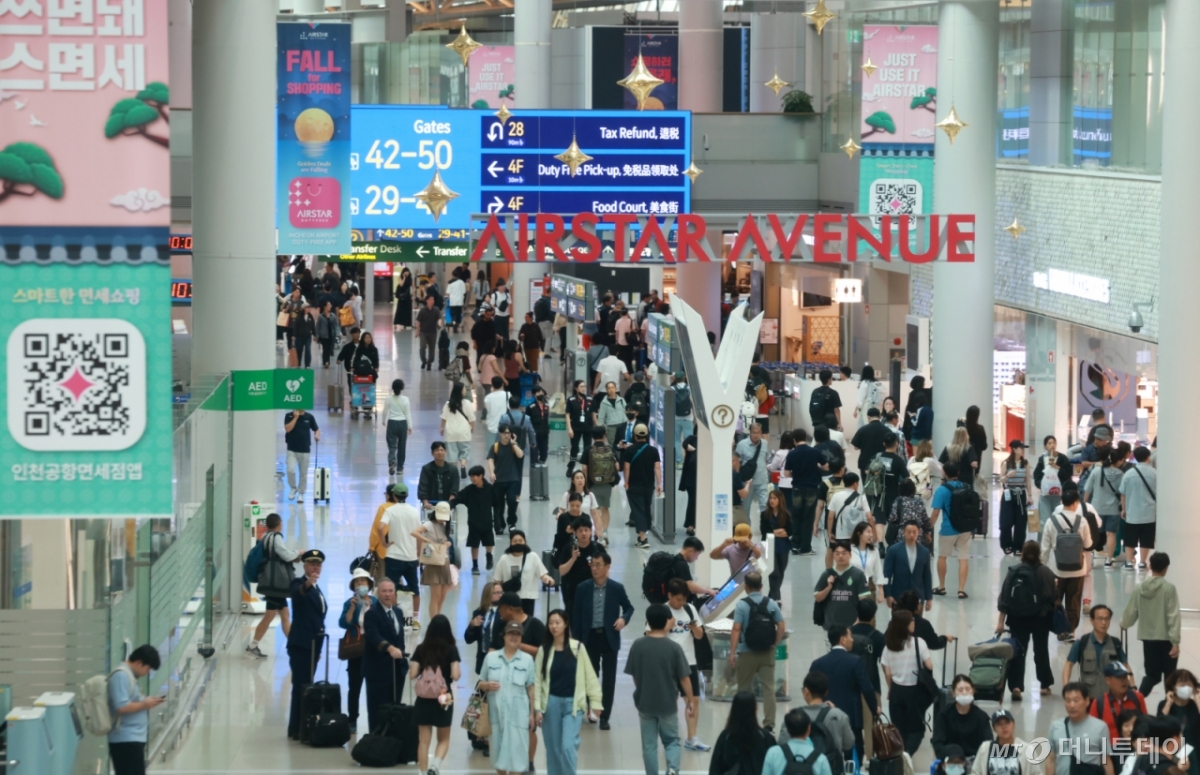 (인천공항=뉴스1) 권현진 기자 = 인천지방법원이 인천국제공항공사(인국공)에 대해 신라면세점의 임대료를 25% 인하하라는 강제조정 결정을 내렸다. 이에 대해 인국공은 조만간 이의신청을 제기할 것으로 보이며, 신라면세점은 기존 영업 유지, 계약 철수, 정식 소송 제기 등 다양한 대응 방안을 검토 중인 것으로 알려졌다. 앞서 신라면세점과 신세계면세점은 운영 적자를 이유로 인국공에 임대료를 40% 인하해달라는 내용의 조정 신청서를 법원에 제출한 바 있다. 사진은 9일 인천국제공항 제1여객터미널 면세점의 모습. 2025.9.9/뉴스1 Copyright © 뉴스1. All rights reserved. 무단 전재 및 재배포, AI학습 이용 금지. /사진=(인천공항=뉴스1) 권현진 기자