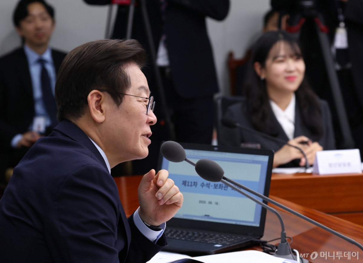 [서울=뉴시스] 최동준 기자 = 이재명 대통령이 18일 서울 용산 대통령실 청사에서 열린 수석보좌관회의에서 청년담당관 임명 관련 발언을 하고 있다. (대통령실통신사진기자단) 2025.09.18. photocdj@newsis.com /사진=