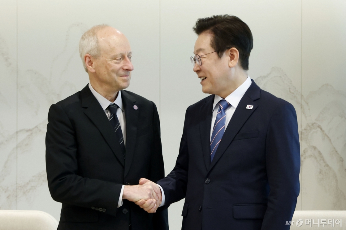 이재명 대통령이 18일 서울 용산 대통령실 청사에서 마이클 샌델 미국 하버드대학교 교수를 만나 악수하고 있다. 2025.09.18. photocdj@newsis.com /사진=최동준