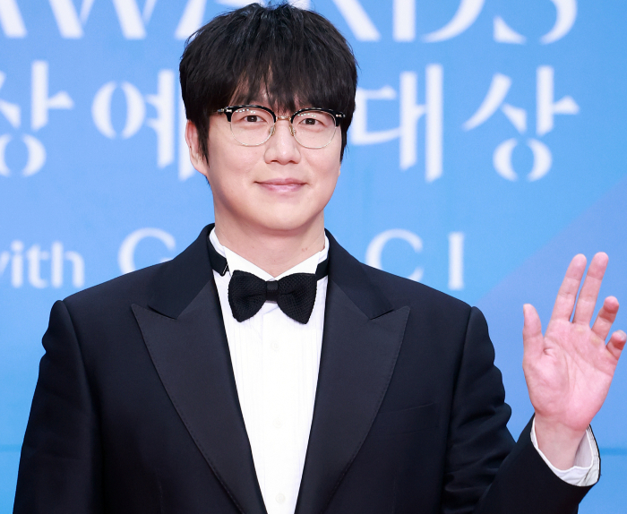 가수 성시경이 1인 기획사를 불법 운영해왔다는 의혹을 인정하고 사과했다. /사진=뉴스1