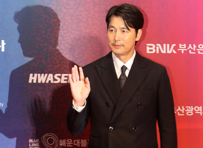 배우 정우성이 18일 오후 부산 해운대구 시그니엘 부산에서 열린 '2025 부일영화상' 레드카펫 행사에 참석해 포즈를 취하고 있다. /사진=뉴스1