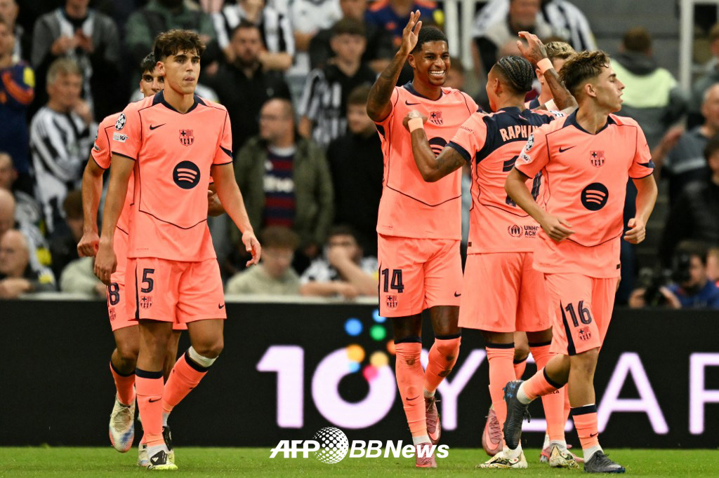 FC바르셀로나 래시포드(가운데)가 19일(한국시간) 영국 뉴캐슬의 세인트 제임스파크에서 열린 2025~2026 유럽축구연맹(UEFA) 챔피언스리그 리그 페이즈 1차전 뉴캐슬 유나이티드 원정에서 골을 터뜨린 뒤 동료들과 기뻐하고 있다. /AFPBBNews=뉴스1