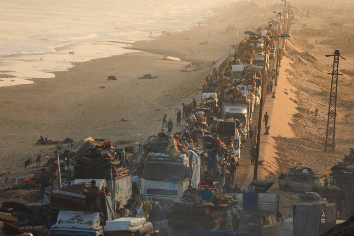 18일(현지시간) 이스라엘군의 군사 작전으로 인해 북부 가자지구에서 탈출한 팔레스타인 난민들이 이스라엘군의 명령에 따라 남쪽으로 이동하고 있다. /로이터=뉴스1 