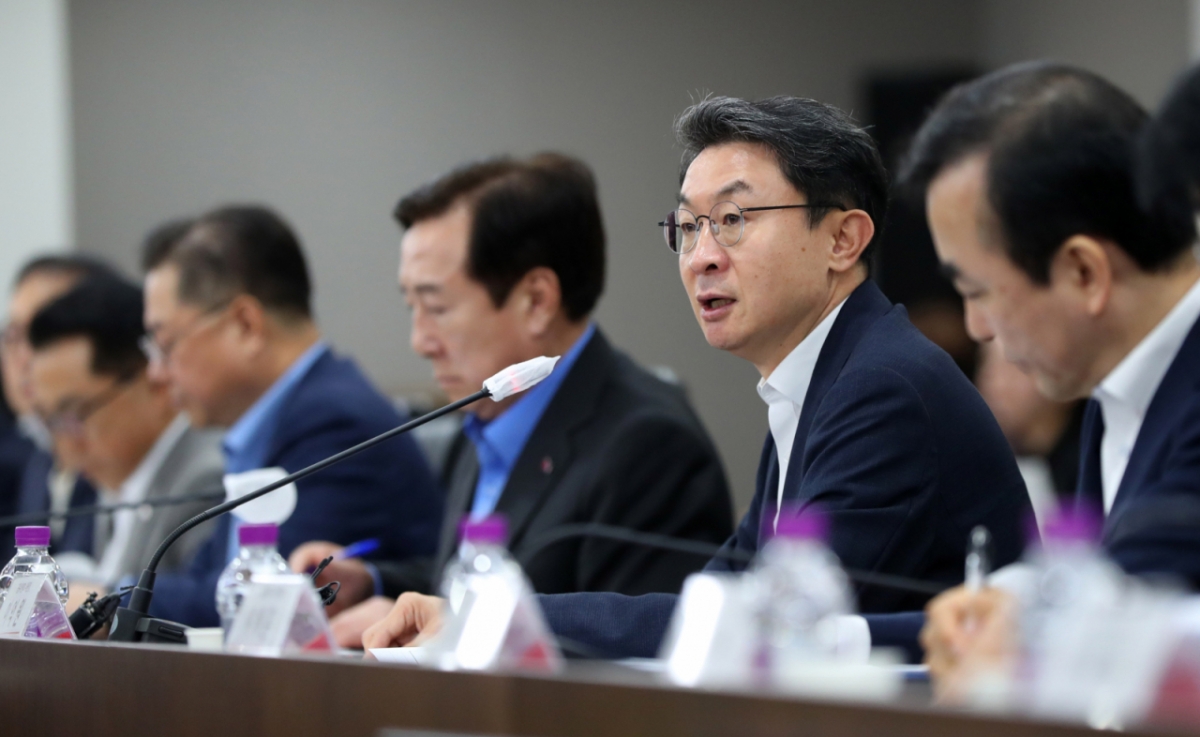 이억원 금융위원장이 19일 서울 영등포구 여의도 중소기업중앙회에서 열린 생산적 금융 대전환 회의에서 발언하고 있다. /사진=뉴시스 /사진=김혜진