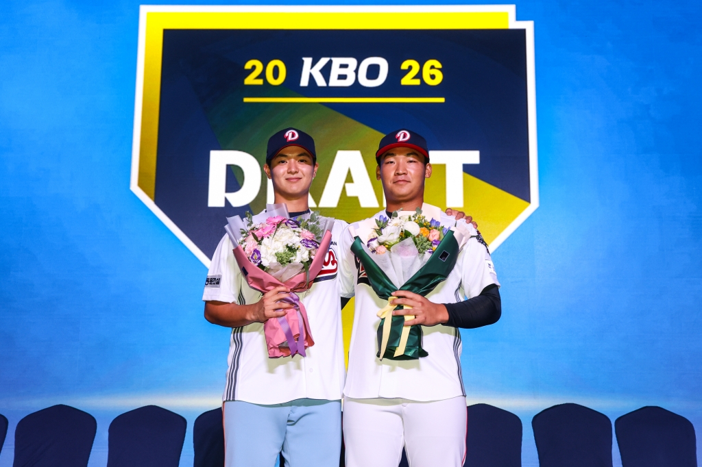 2026 신인 드래프트에서 두산 베어스의 지명을 받은 서준오(왼쪽)와 김주오. /사진=두산 베어스 제공