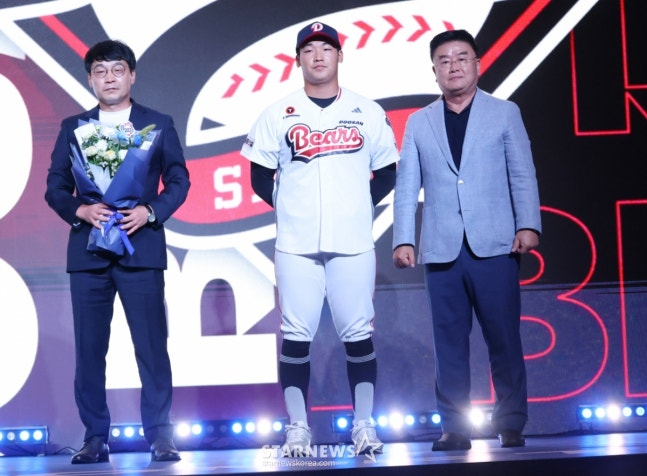 '2026 KBO 신인 드래프트'가 17일 서울 송파구 롯데호텔 월드 크리스탈볼룸에서 열렸다.  김주오(마산용마고·가운데)가 전체 7순위로 두산에 지명된 후 아버지, 김태룡(오른쪽) 두산 베어스 단장과 기념촬영을 하고 있다. /사진=김진경 대기자