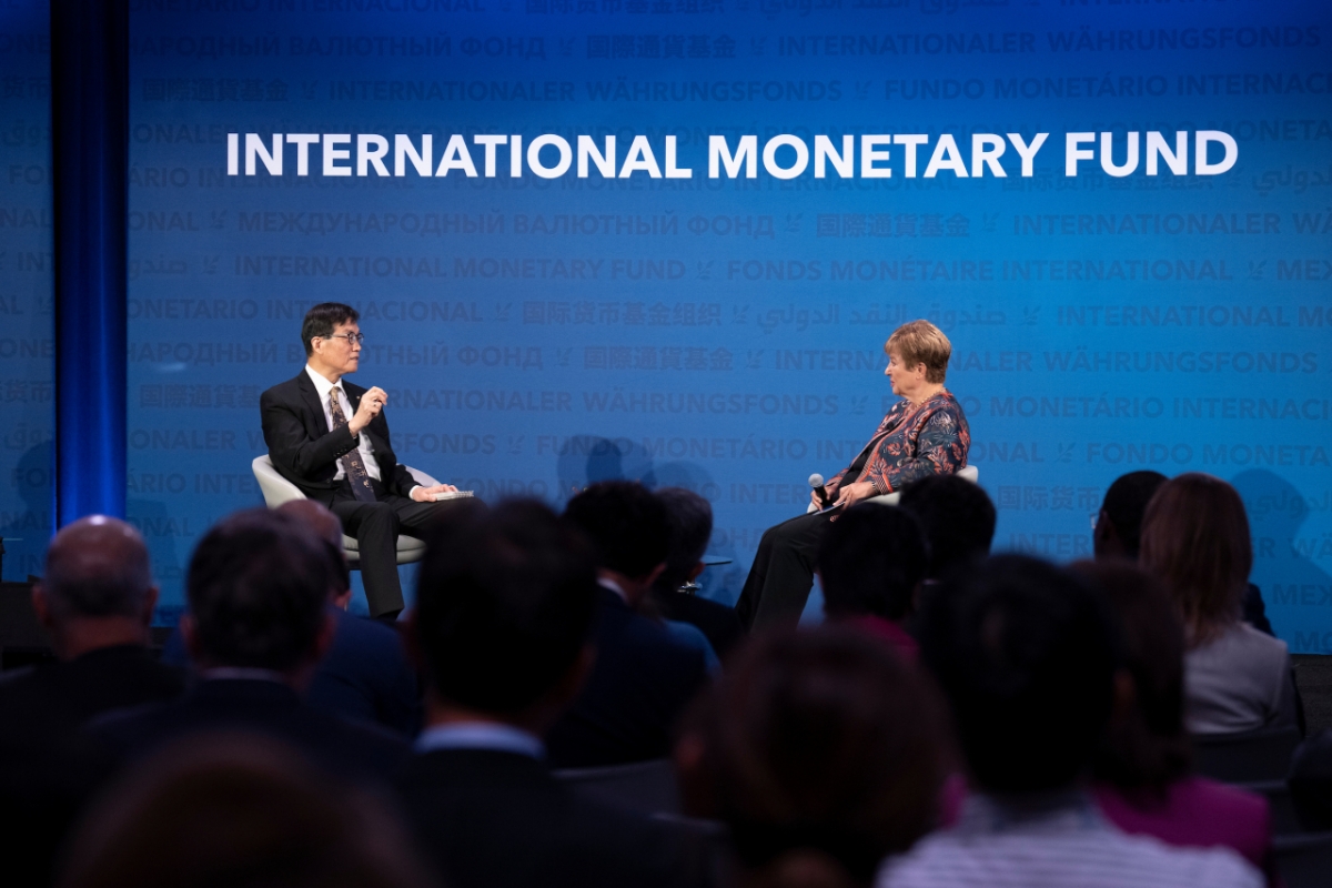 이창용 한국은행 총재(왼쪽)가 18일(현지시간) 워싱턴 D.C. 국제통화기금(IMF) 본부에서 크리스탈리나 게오르기에바 IMF 총재(오른쪽)와 대담하고 있다./사진제공=한국은행