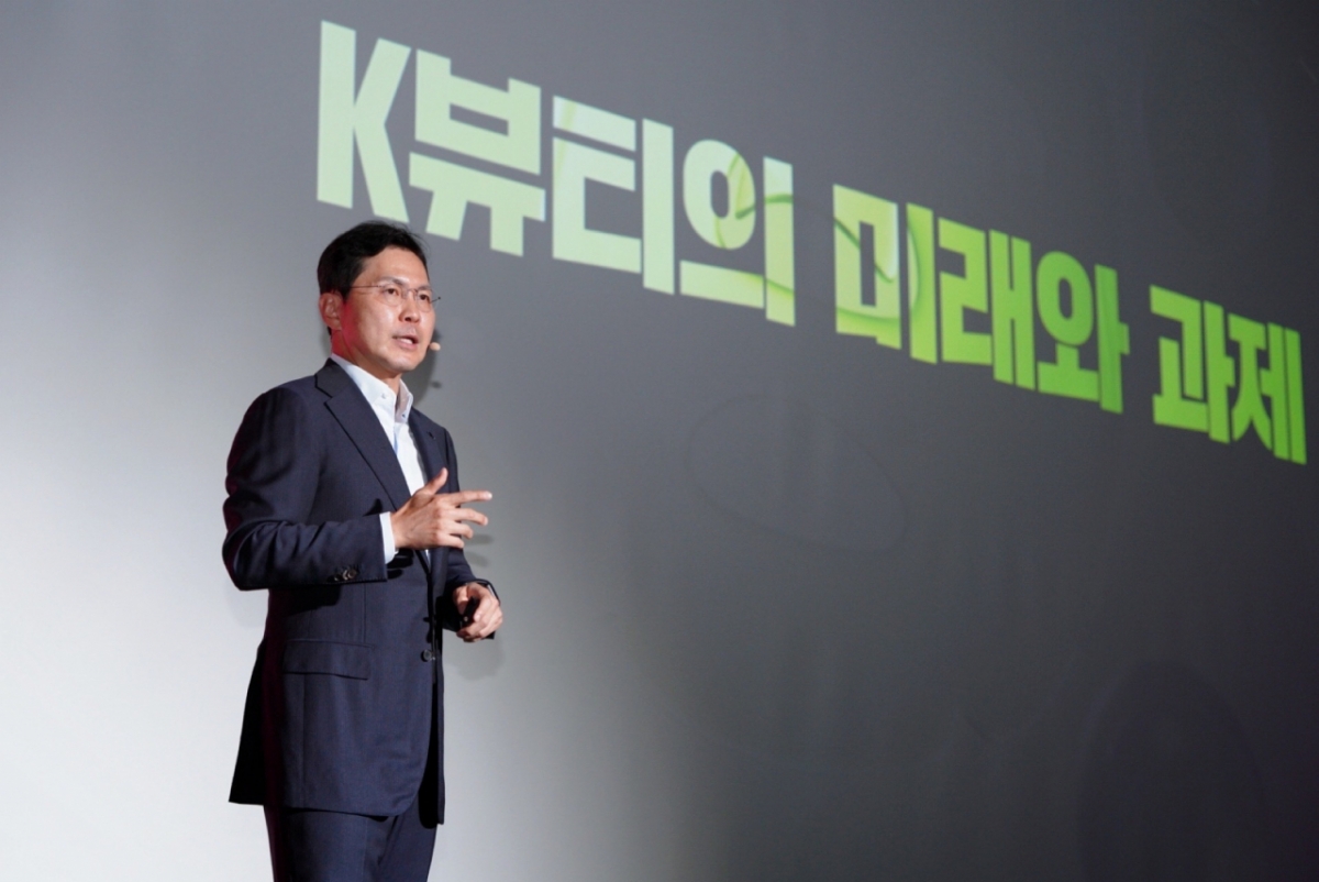 19일 서울 삼성동 코엑스에서 열린 '아마존 뷰티 인 서울 2025'에서 강연에 나선 윤상현 부회장의 모습/사진=한국콜마